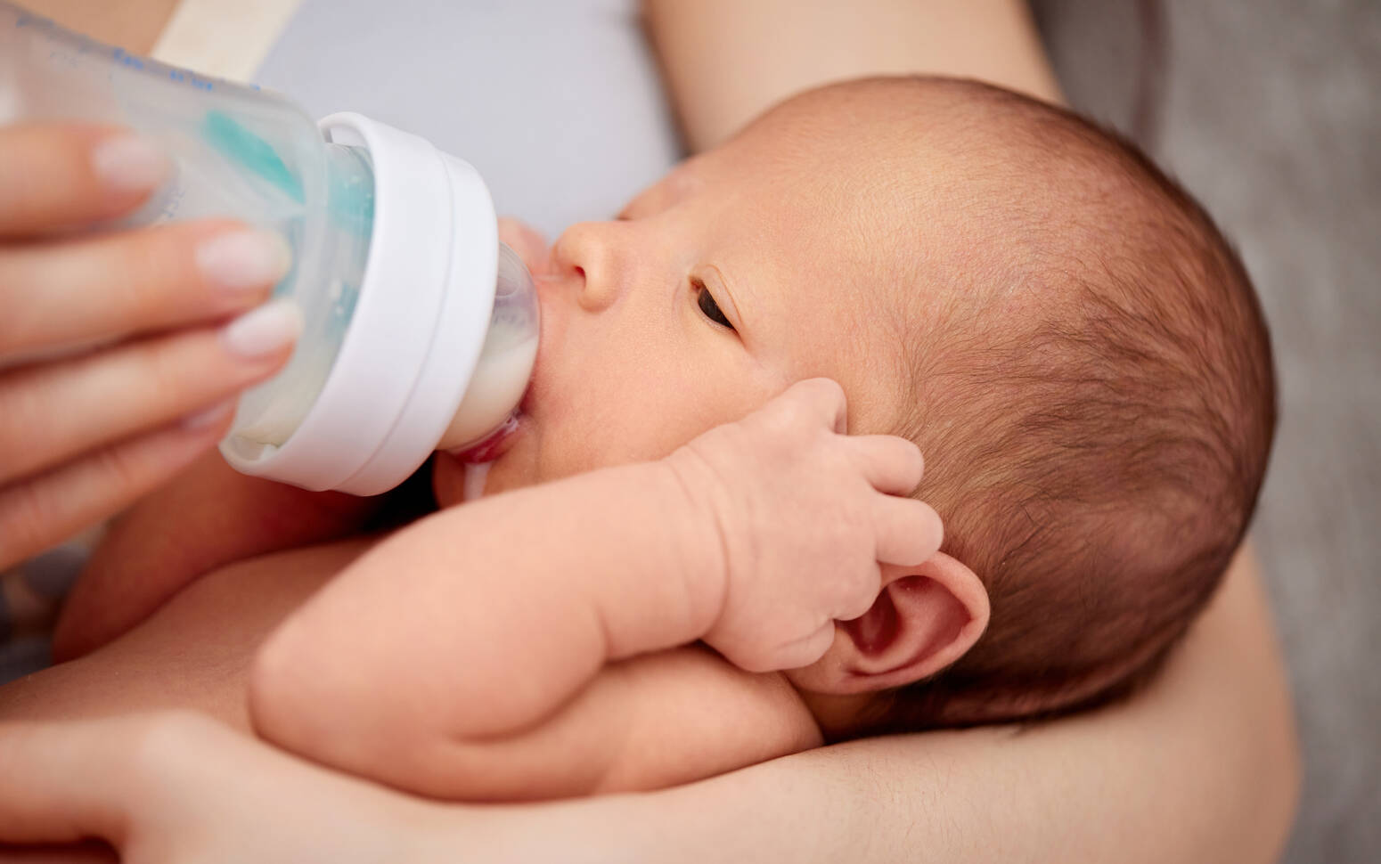 Baby_drinking_from_bottle