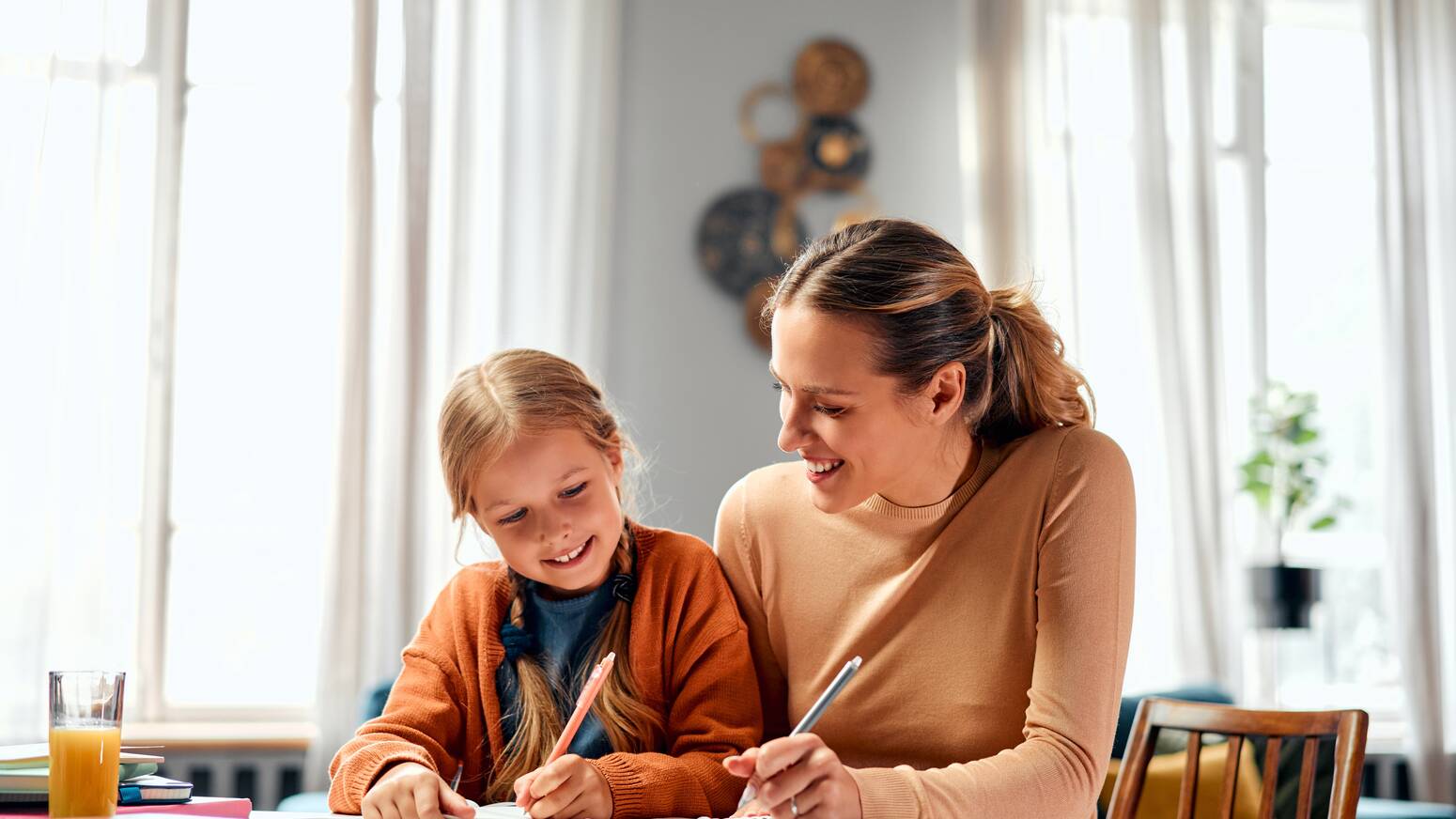 mother-child-drawing-together