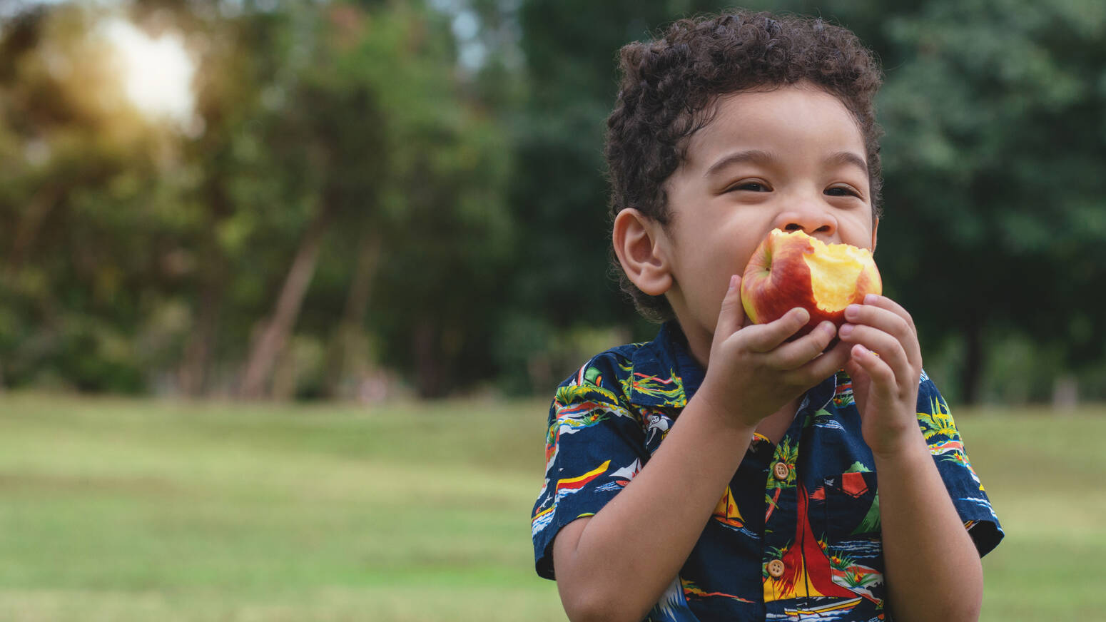 child-eating-apple