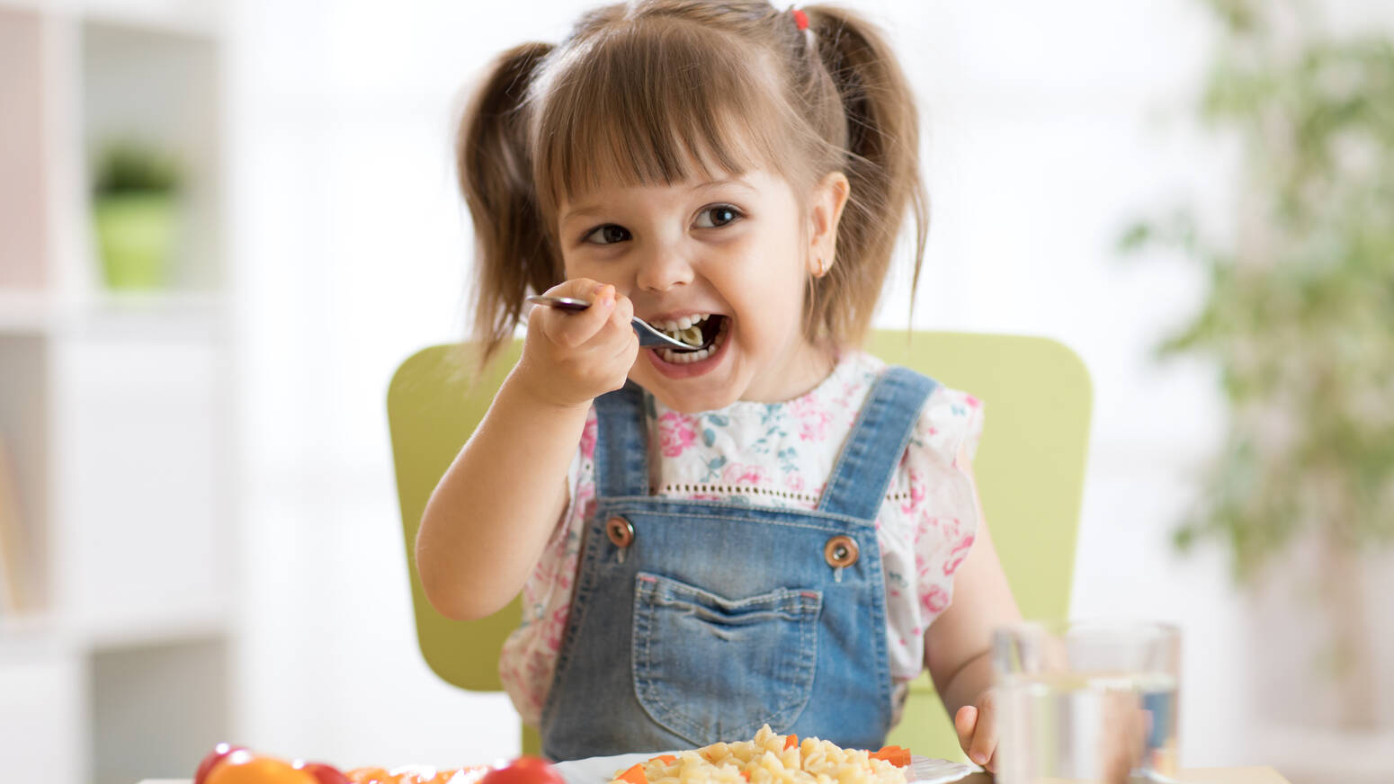 girl-eating-food