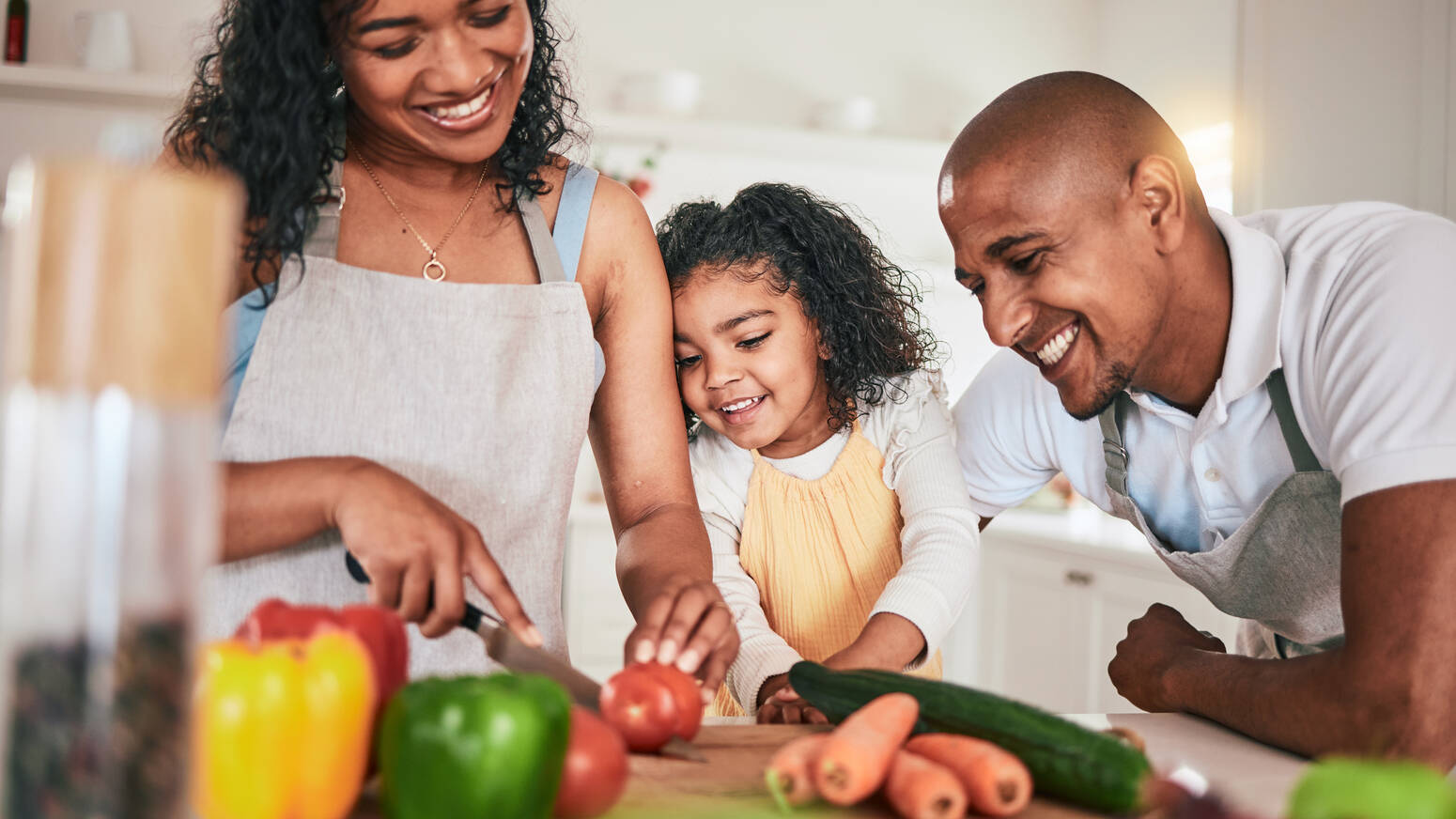 family-cutting-vegetables