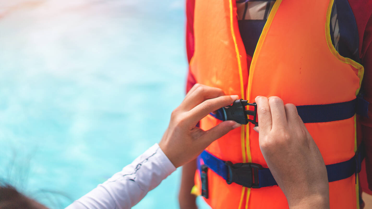 parent-buckling-lifejacket
