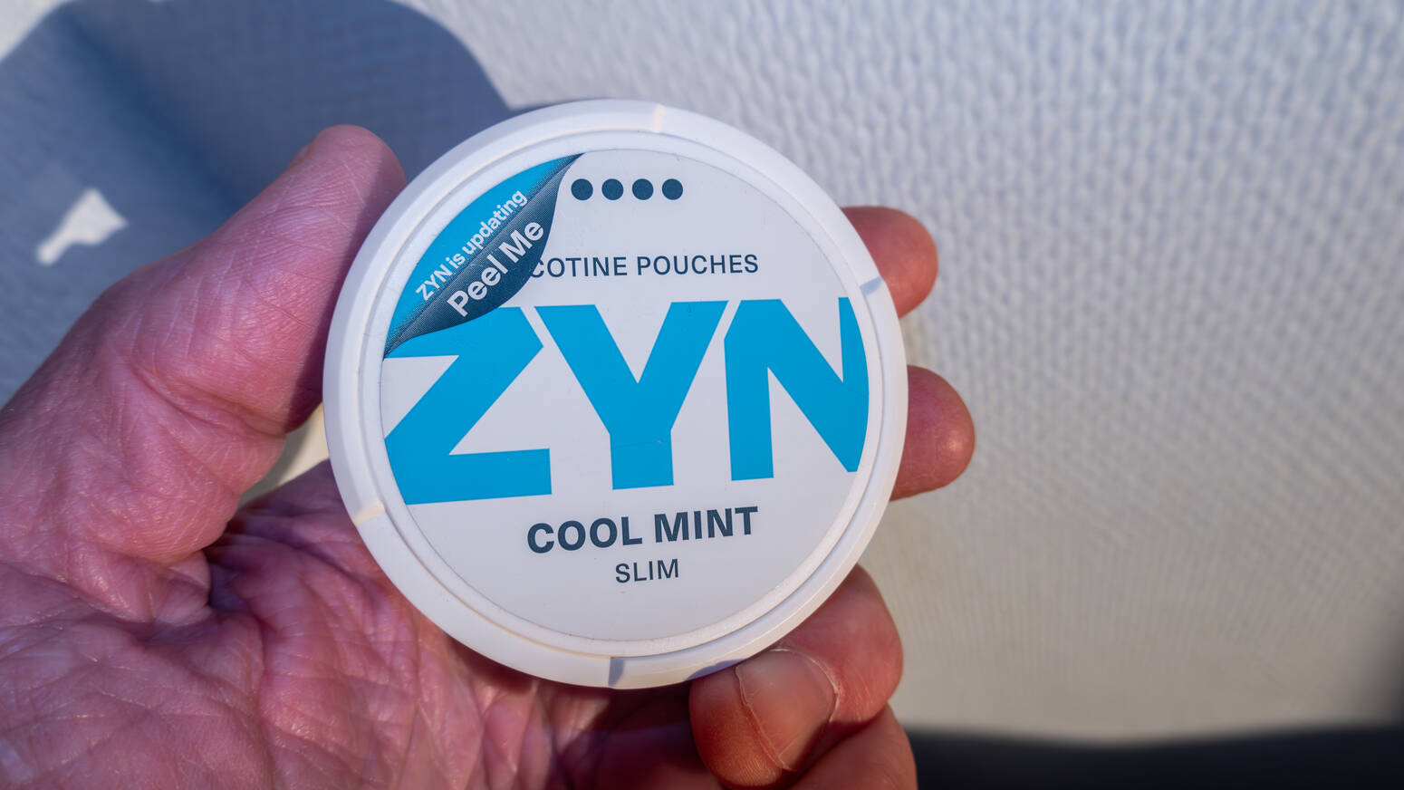 hand-holding-zyn-pack