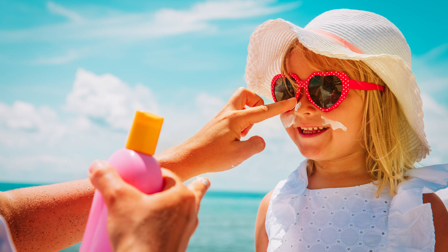 girl-applying-sunscreen