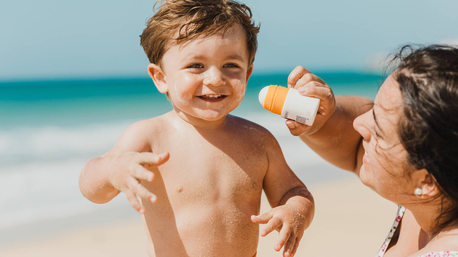 parent-and-child-with-sunscreen