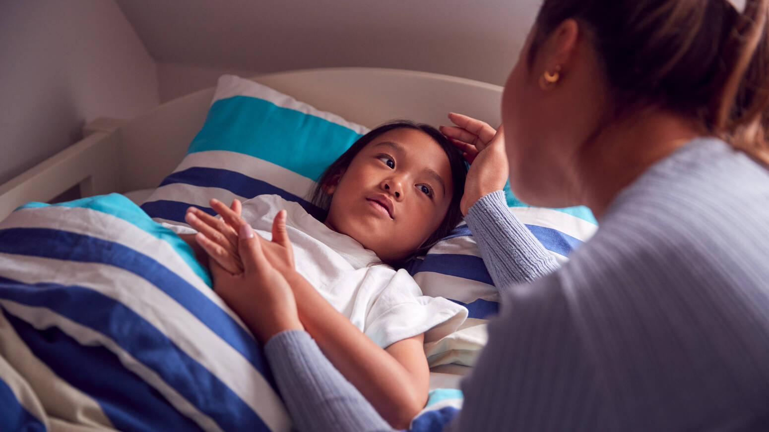 parent-helping-child-go-to-bed