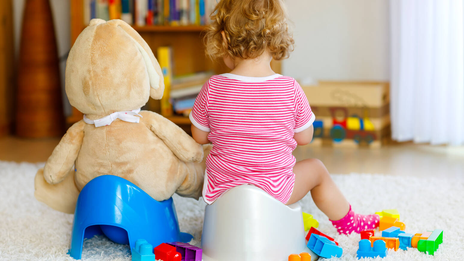 Child_sitting_on_chair