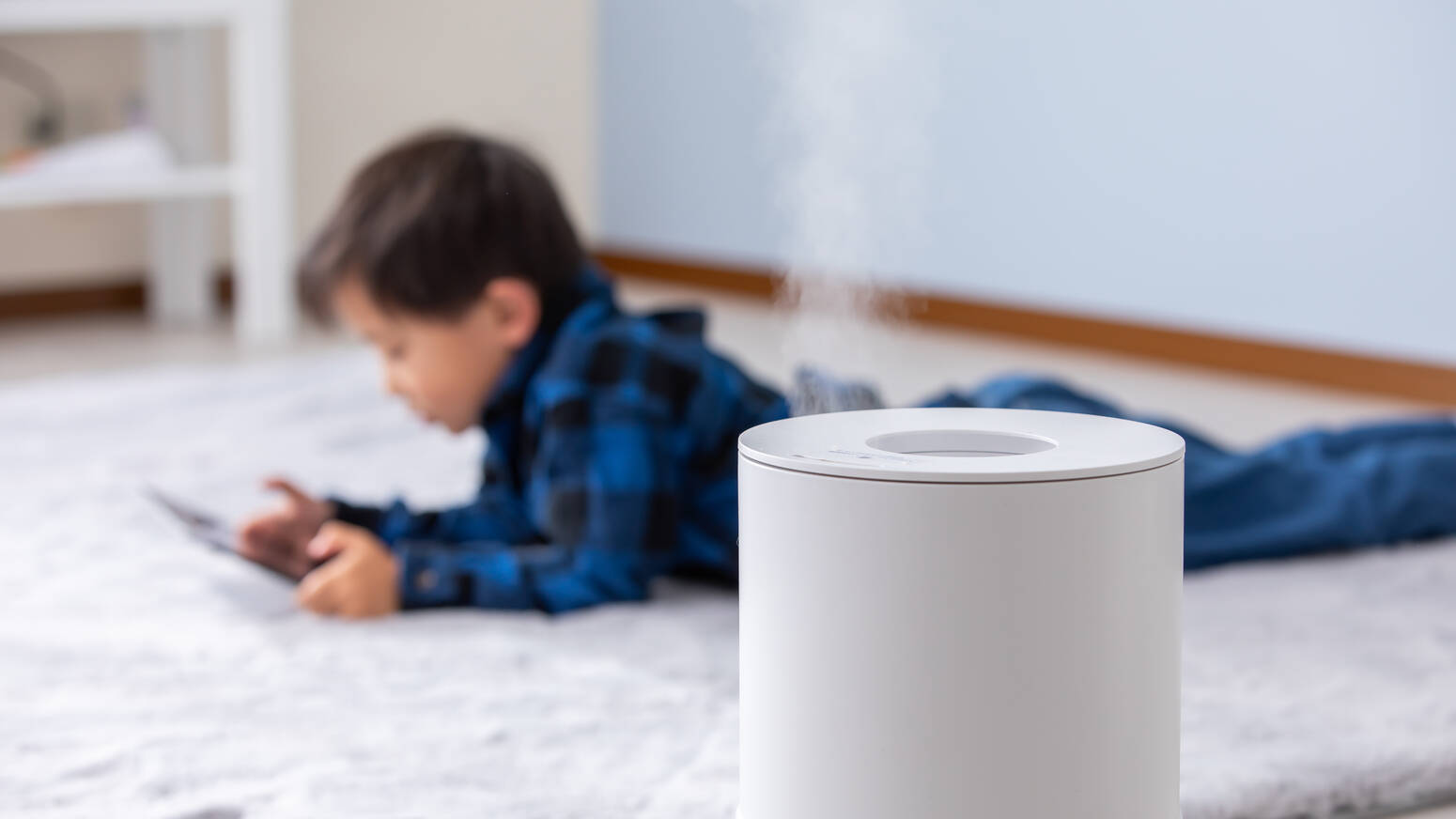 child_and_humidifier
