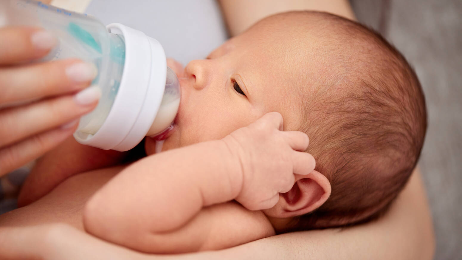 Baby_drinking_from_bottle