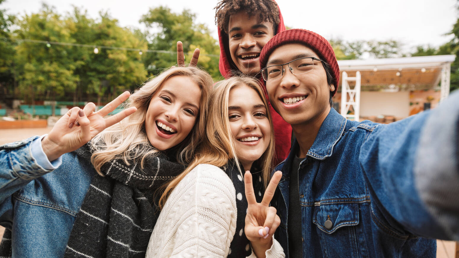 teens_taking_photo_together