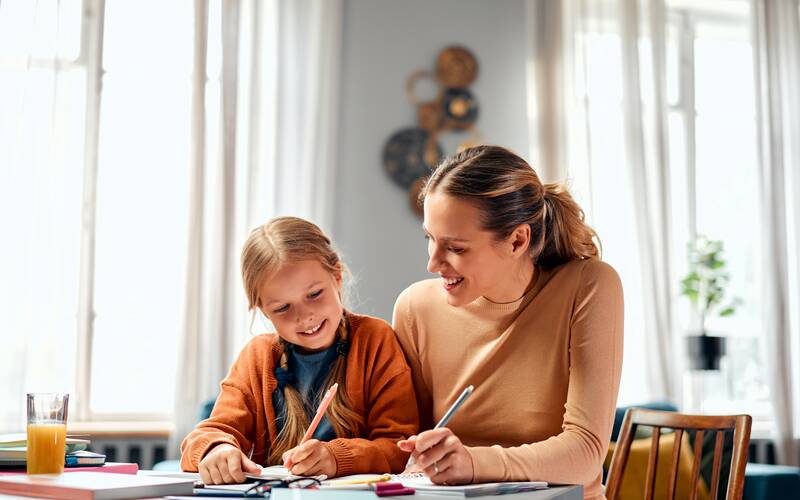 mother-child-drawing-together