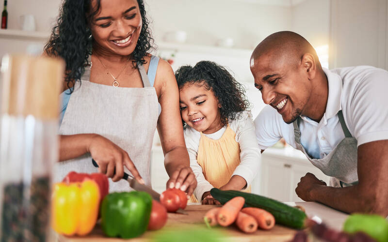 family-cutting-vegetables
