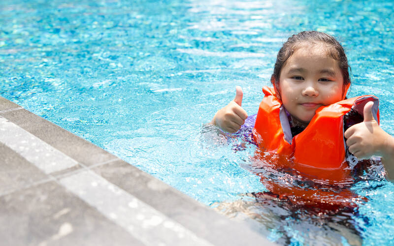 chld-wearing-life-jacket