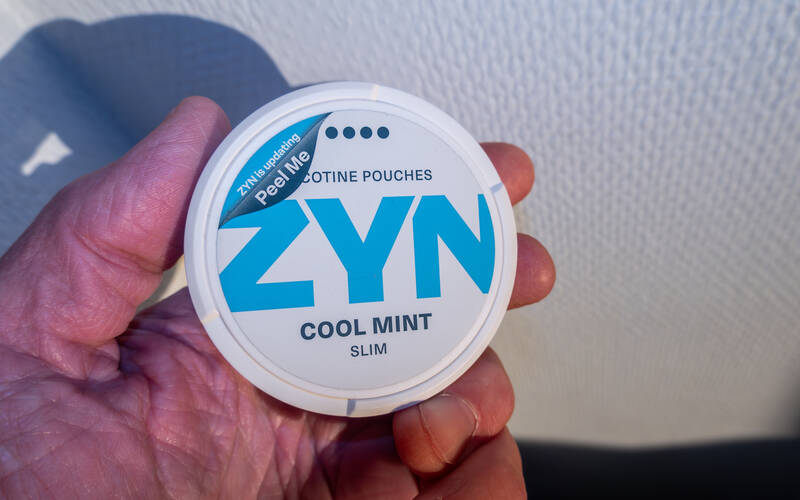 hand-holding-zyn-pack