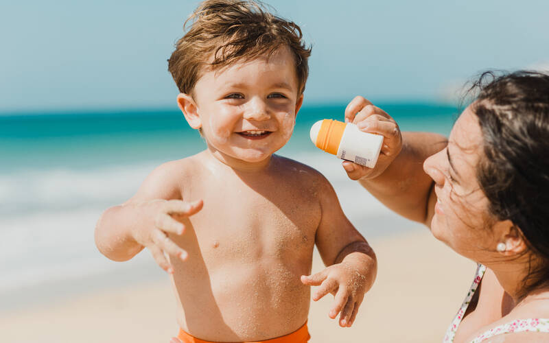 parent-and-child-with-sunscreen