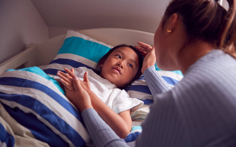 parent-helping-child-go-to-bed