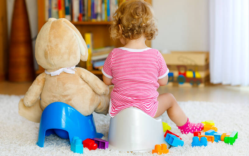 Child_sitting_on_chair