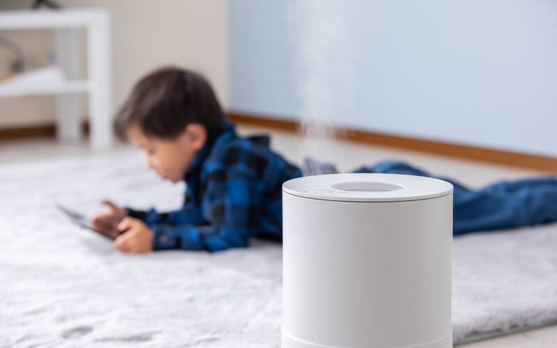 child_and_humidifier
