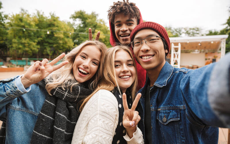 teens_taking_photo_together