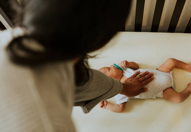 parent-touching-child's-belly 