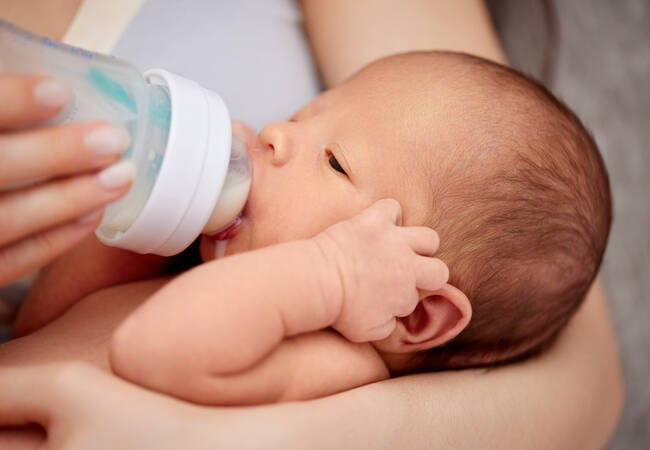Baby_drinking_from_bottle