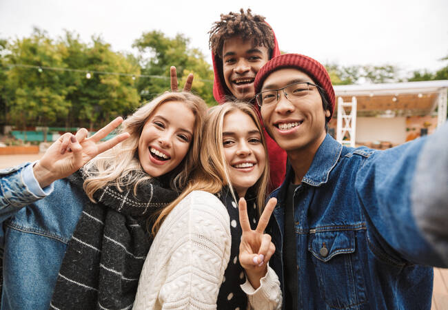 teens_taking_photo_together