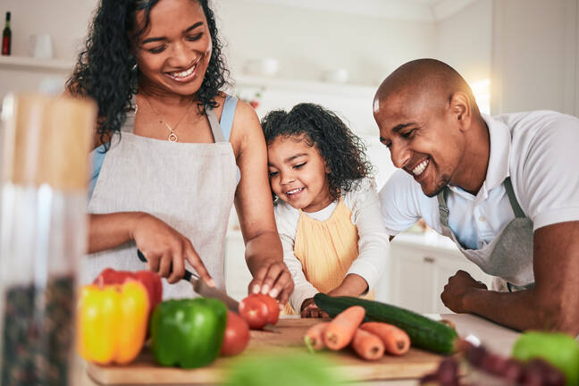 family-cutting-vegetables