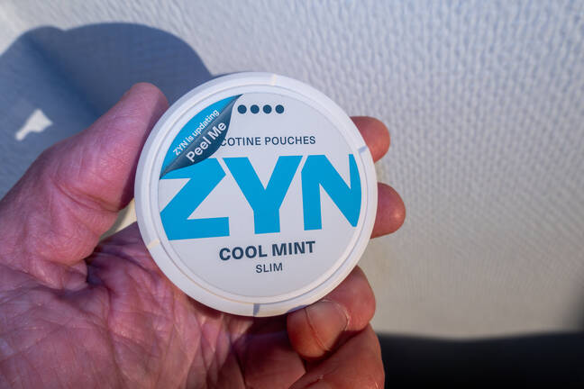 hand-holding-zyn-pack